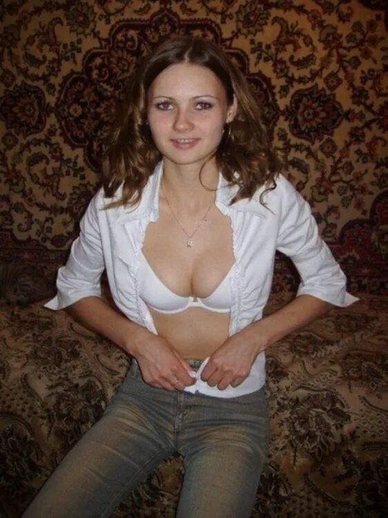 Обычные такие девушки. Местами скромные, а местами даже красивые