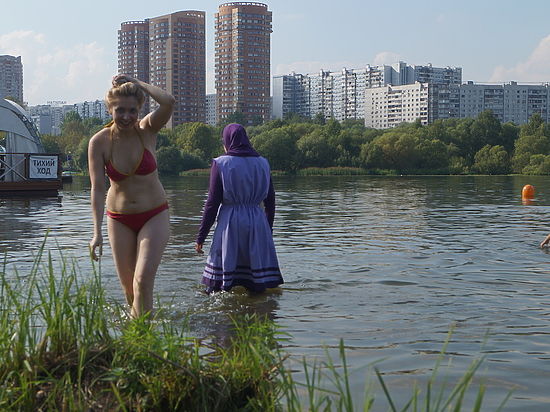 «Они нас считают за быдло». Активистка из Новороссийска предложила штрафовать полуголых туристов.