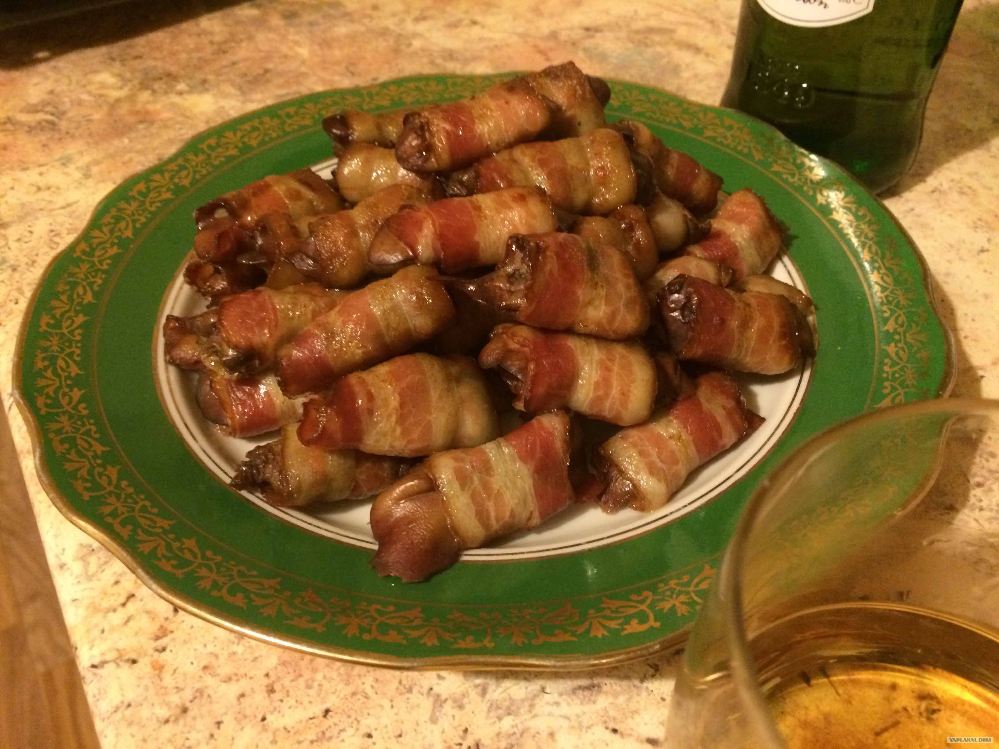 Печенка в беконе. Печень в беконе. Печень в беконе на сковороде. Куриная печень в беконе в духовке. Рулетики из печени куриной в беконе.