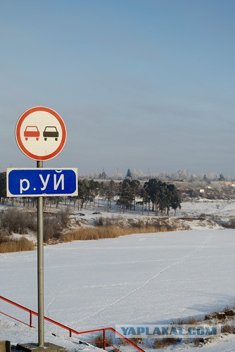 В Екатеринбурге неизвестные дополнили вывески и дорожные знаки словами из песен