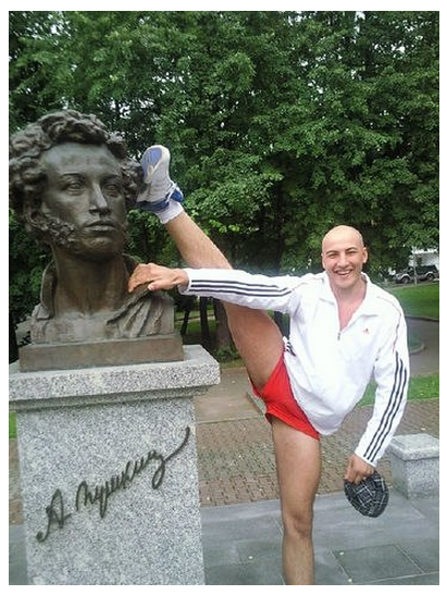 Спортсмен осквернил памятник
