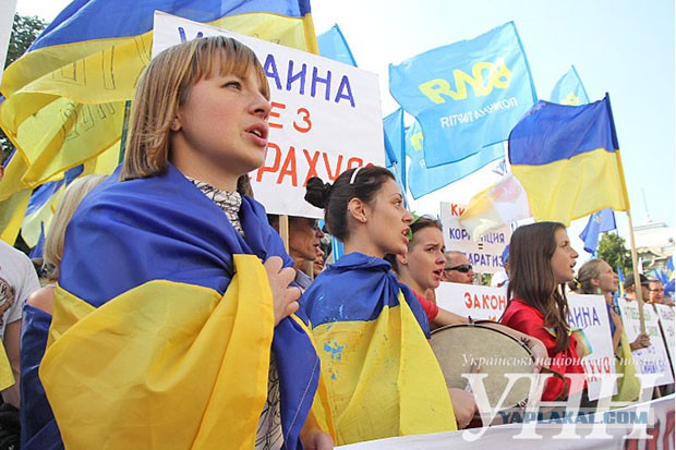 Митингующие в Киеве требуют отпустить военных..