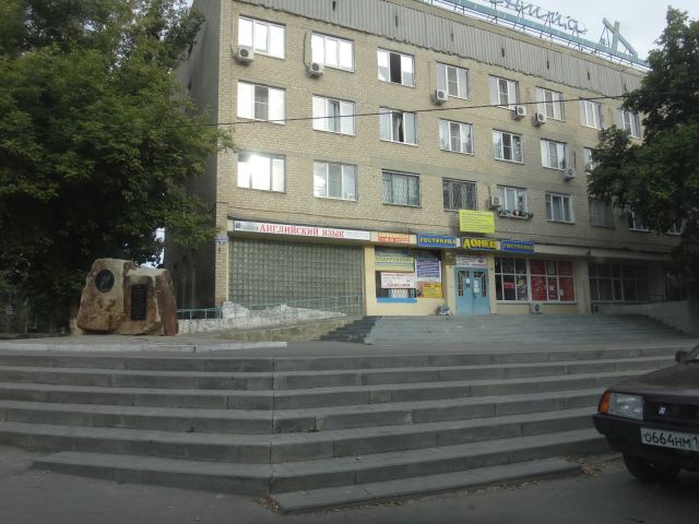 Караван-сарай, трое детей и два родителя (Крым)