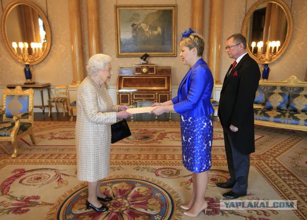 Королева-мать в недоумении.   Для русских - ничего нового.
