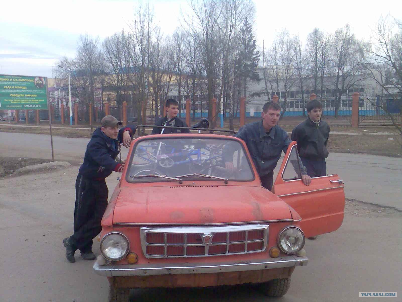 Крутая тачка и колхозник