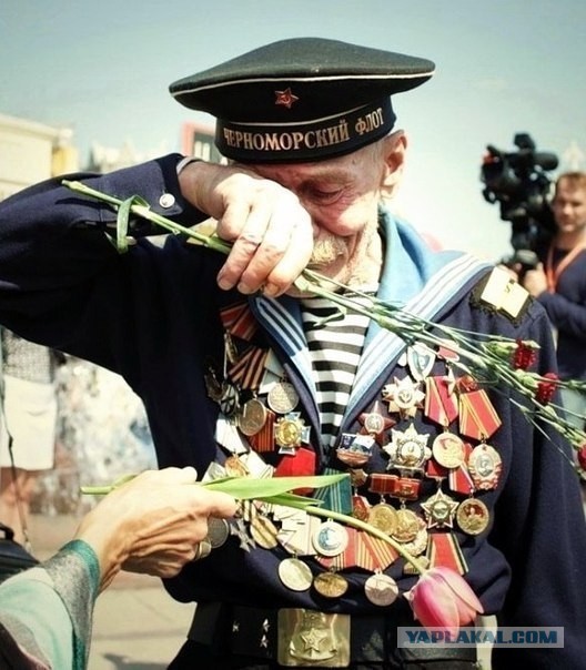 Спасибо деду за победу, кричала толпа на параде...