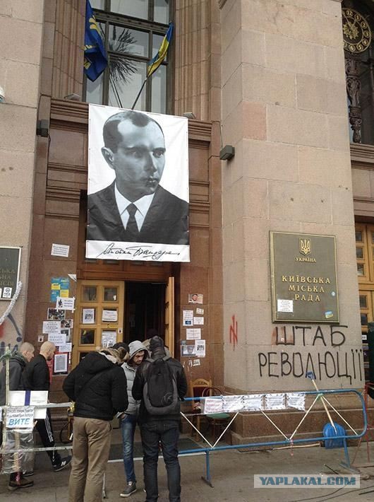 Люди встречают "Беркут". Донецк