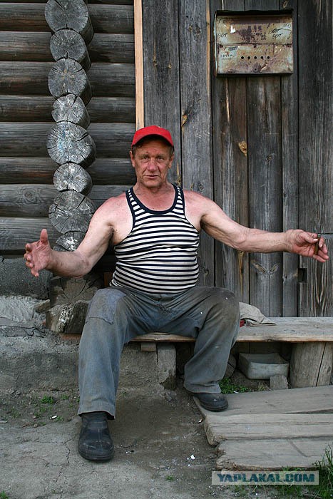 Рыбаки показывают свой самый крупный улов