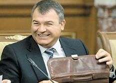 Продавщица на рынке обвешивает покупателей