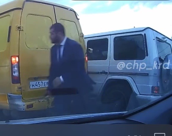 Охранники напали на державшего обочину водителя