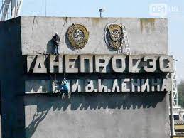 Киев. со стеллы демонитровали изображение Ленина