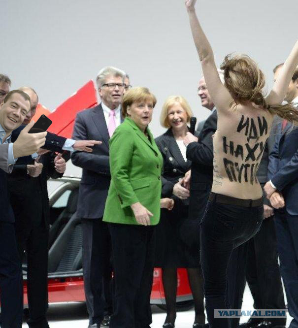 FEMEN показали Путину и Меркель голые груди:))