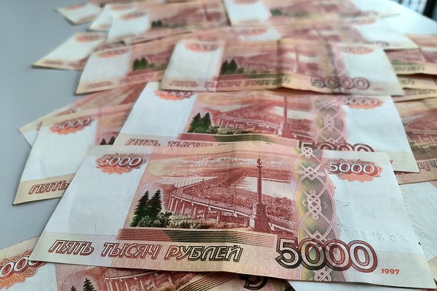 «Ведомости»: Рост зарплат в РФ в 2025-м замедлится из-за дефицита рабочей силы