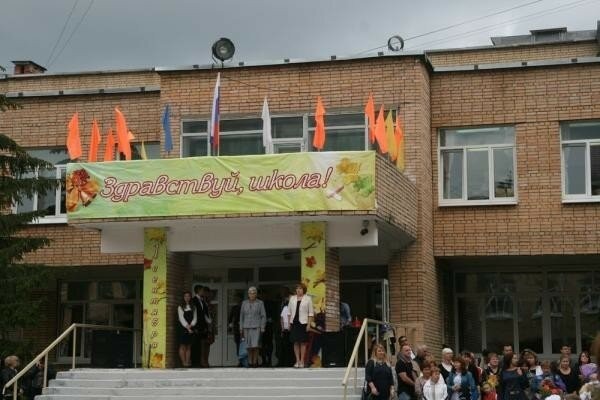 Выпускники начали прыгать на балконе во время совместной фотосессии