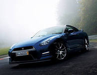 Nissan GTR тонко троллит конкурентов в рекламе