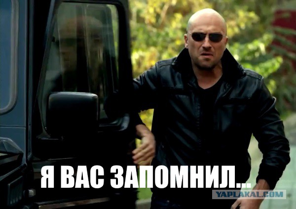 Неизвестные "распотрошили" припаркованный на газоне "Мерседес"