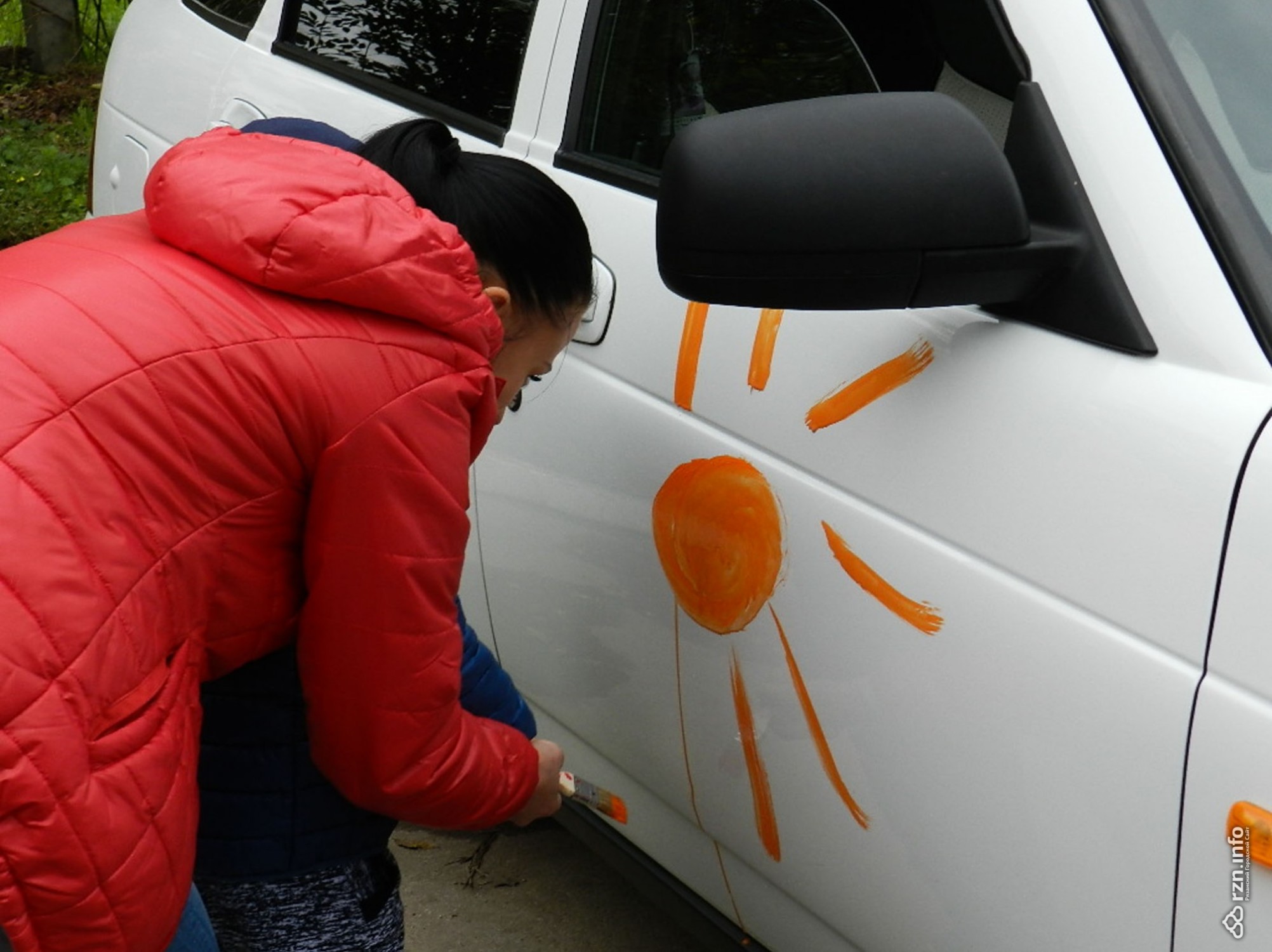 Машина волонтера. Дети разрисовали машину.