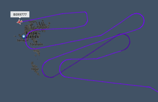 Пассажирский самолёт BER9777 уже полчаса петляет у Исландии