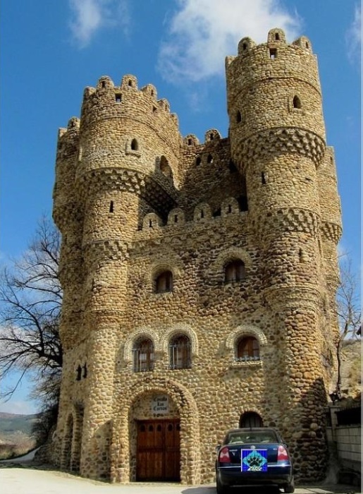 Мужчина потратил 20 лет и в одиночку построил настоящий каменный замок