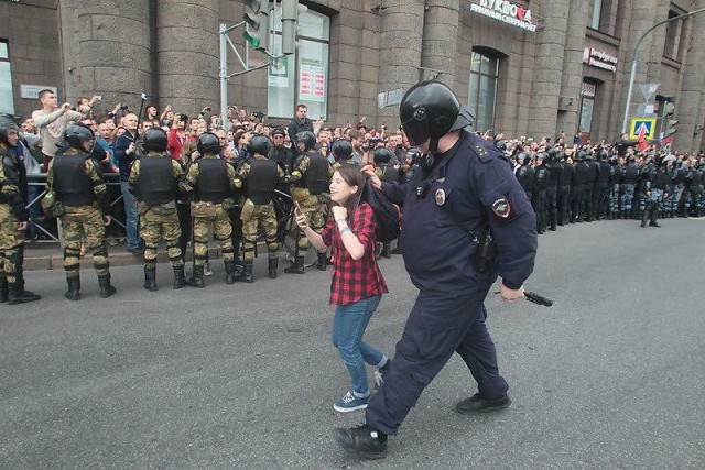 Как полиция вяжет нарушителей масочного режима