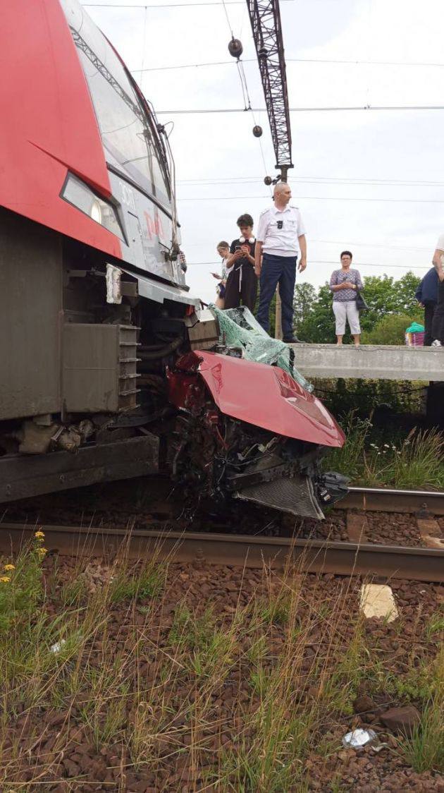 Поезд разорвал на части машину и целая семья погибла в страшном ДТП в Ленинградской области