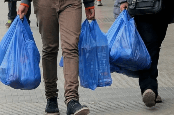 Пакет из Пятерки под мусор — к бедности. Современные, странные приметы, которые нам навязывают...