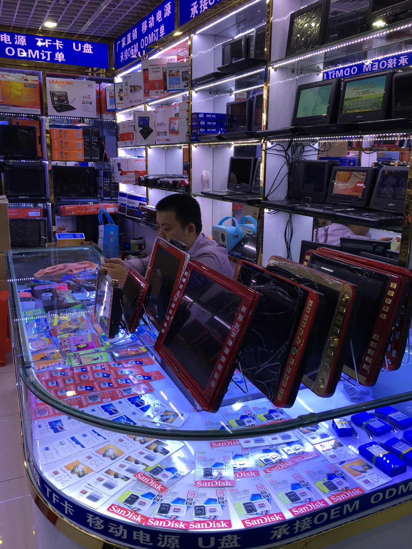 Китай электроника в россию. Рынок электроники в Шэньчжэне. Китайский рынок электроники. Компьютерный магазин. Магазин китайских телефонов.