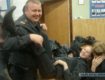 В Москве полицейский выстрелил в 13-летнюю после домогательств