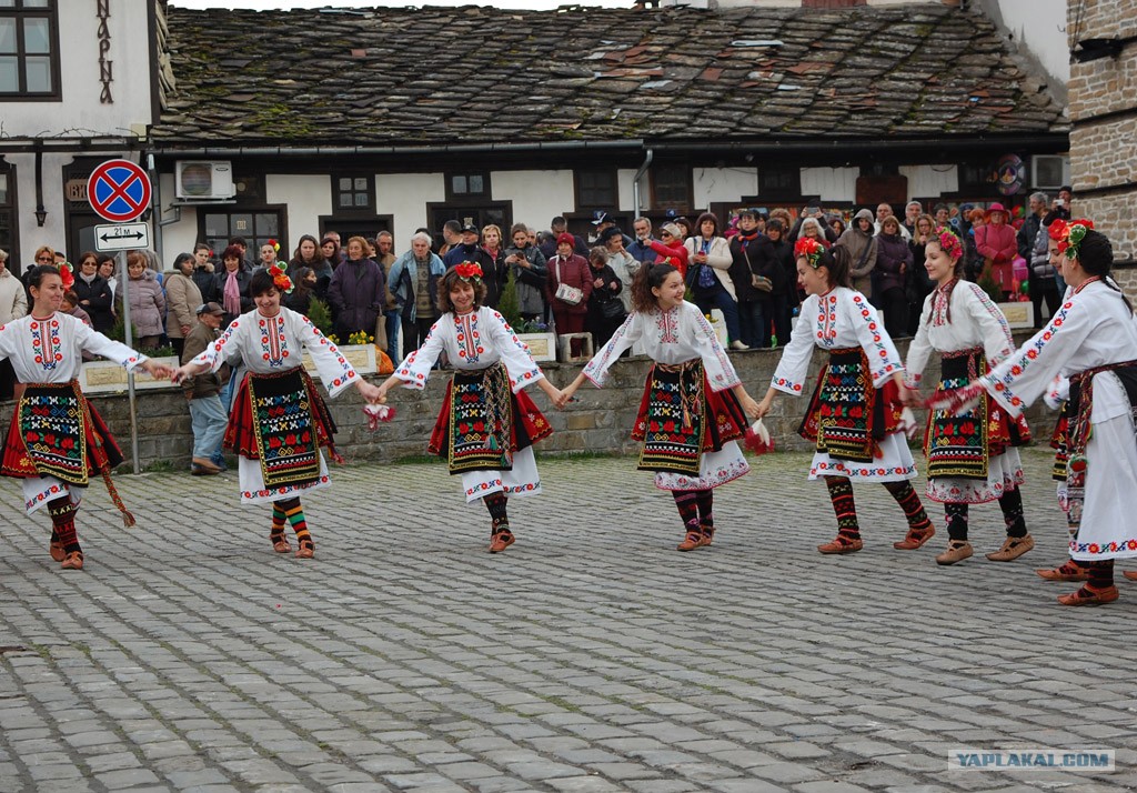 Национальный танец болгарии. Национальный танец болгарии. Болгарский народный танец. Болгарский танец. Болгарский костюм женский.