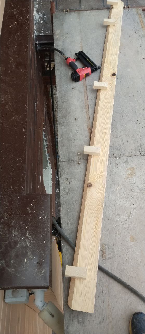 Фасад дома из самодельного планкена.