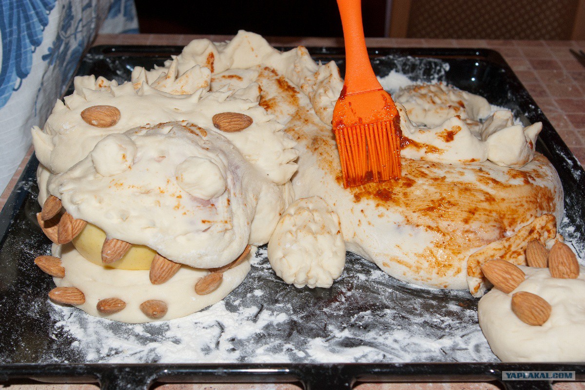 блюда из драконов. драконий пирог. дракон с блинами. драконы эклер драгон. динозавр из пирожного картошка.