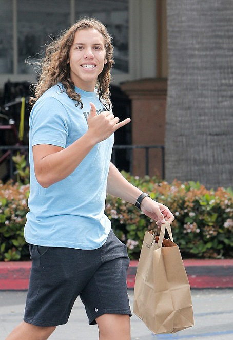 Внебрачный сын Арни все больше похож на отца