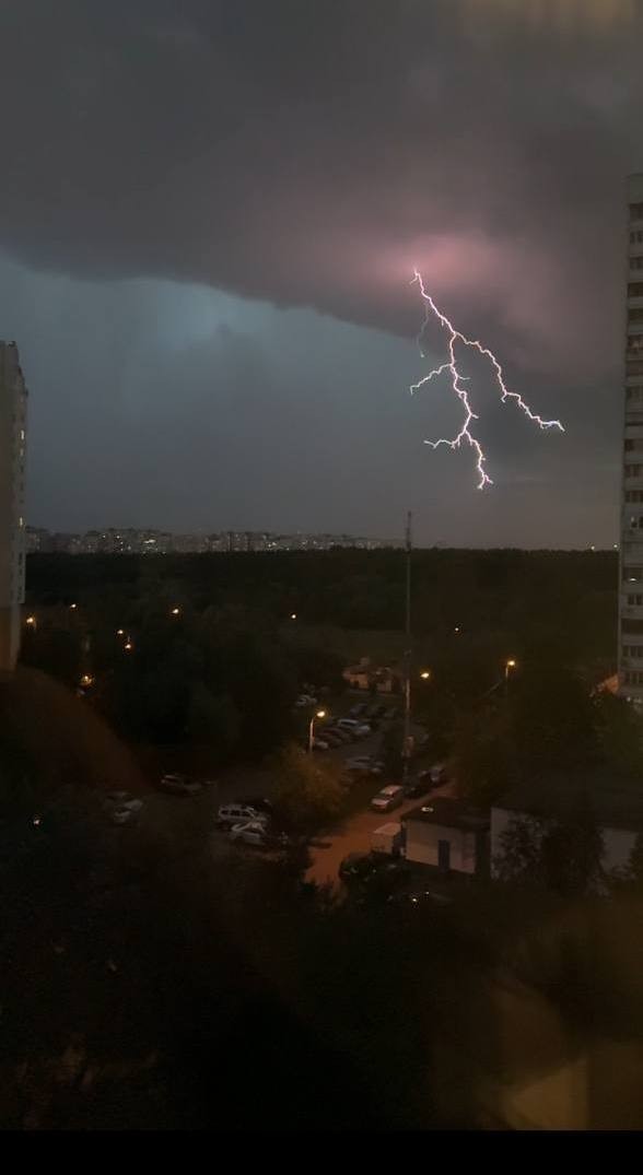 Москву накрыла яркая гроза.