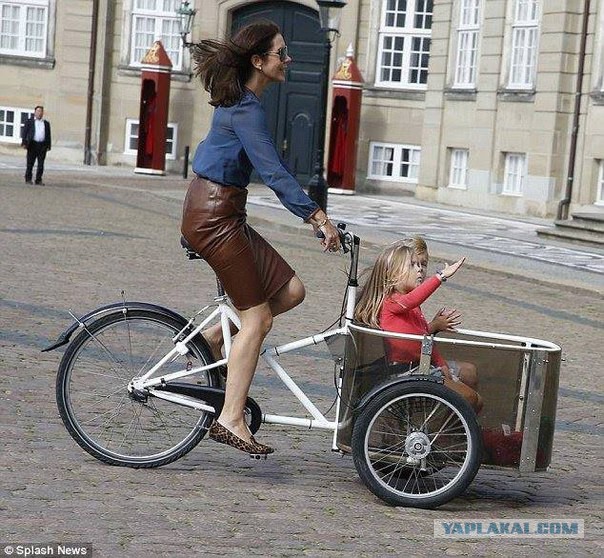 Принцесса Дании с детьми на велосипеде
