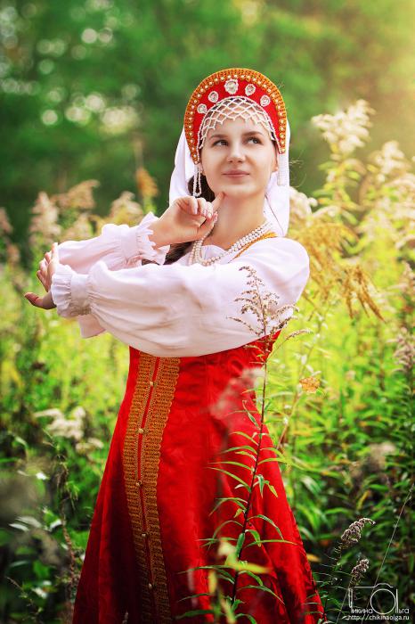 Хорошее платье украшает женщину.