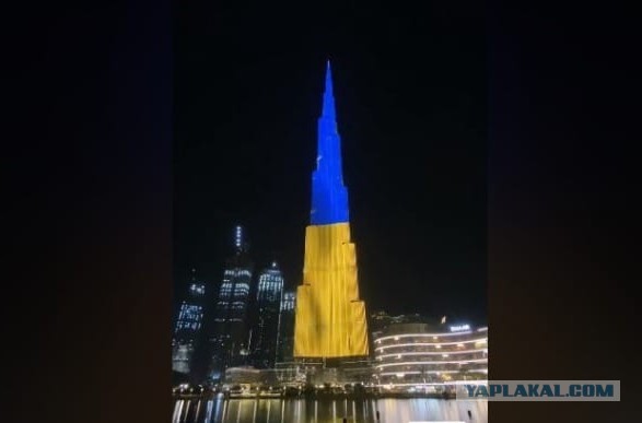 Сегодня в Дубае, на небоскребе Бурдж Халиф показали флаг России и поздравили русских в официальном аккаунте