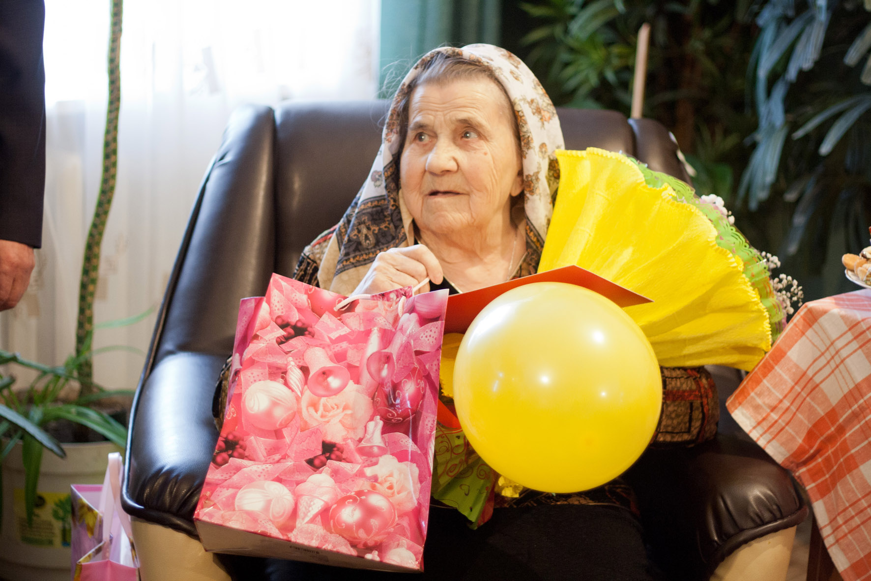 Под новый год бабушка всегда почему то. Подарок бабушке. Подарок бабушке на юбилей. Подарок бабуле на юбилей. Подарки для пожилых людей.