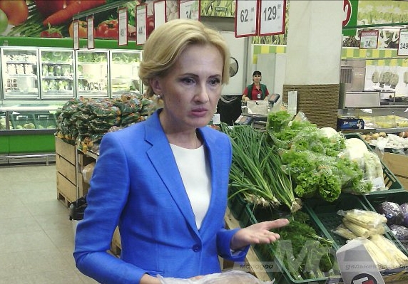 Машина с мигалкой вице-спикера Госдумы, депутата Ирины Яровой остановилась на пешеходном переходе в самом центре Москвы