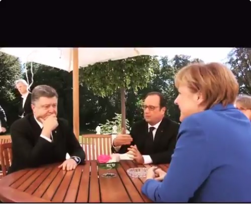 Порошенко и Путин пожали друг другу руки