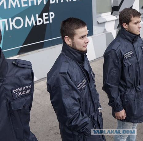 «Офицеры России» перекрыли вход и никого не пускают на выставку Джока Стерджеса