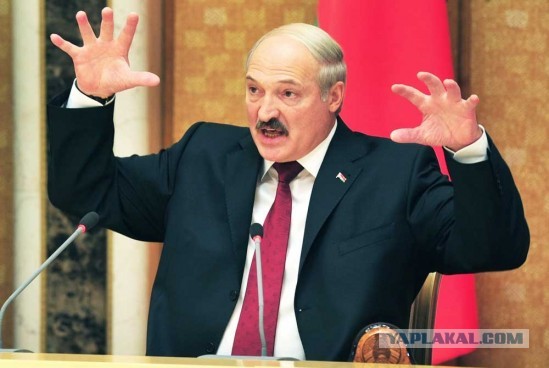 Лукашенко с автоматом. С кем воевать собрался?