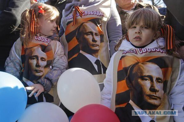 Девушка на Пасху превратила свою грудь в "куличи" четвёртого размера
