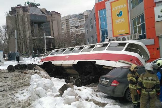 В Самаре трамвай опрокинулся на 4 машины у ТЦ «Апельсин»