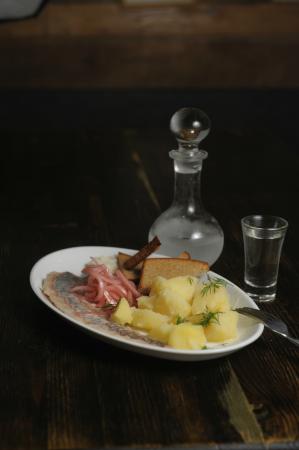 Закуска селедочка под водочку. Водочка селедочка. Селедка с водочкой. Монета водочка селедочка. Водочка селедочка песня.