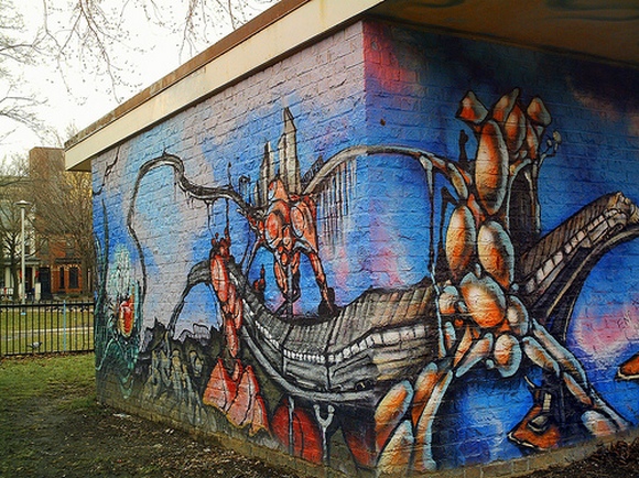 Рисунки на асфальте, строениях и т.п.