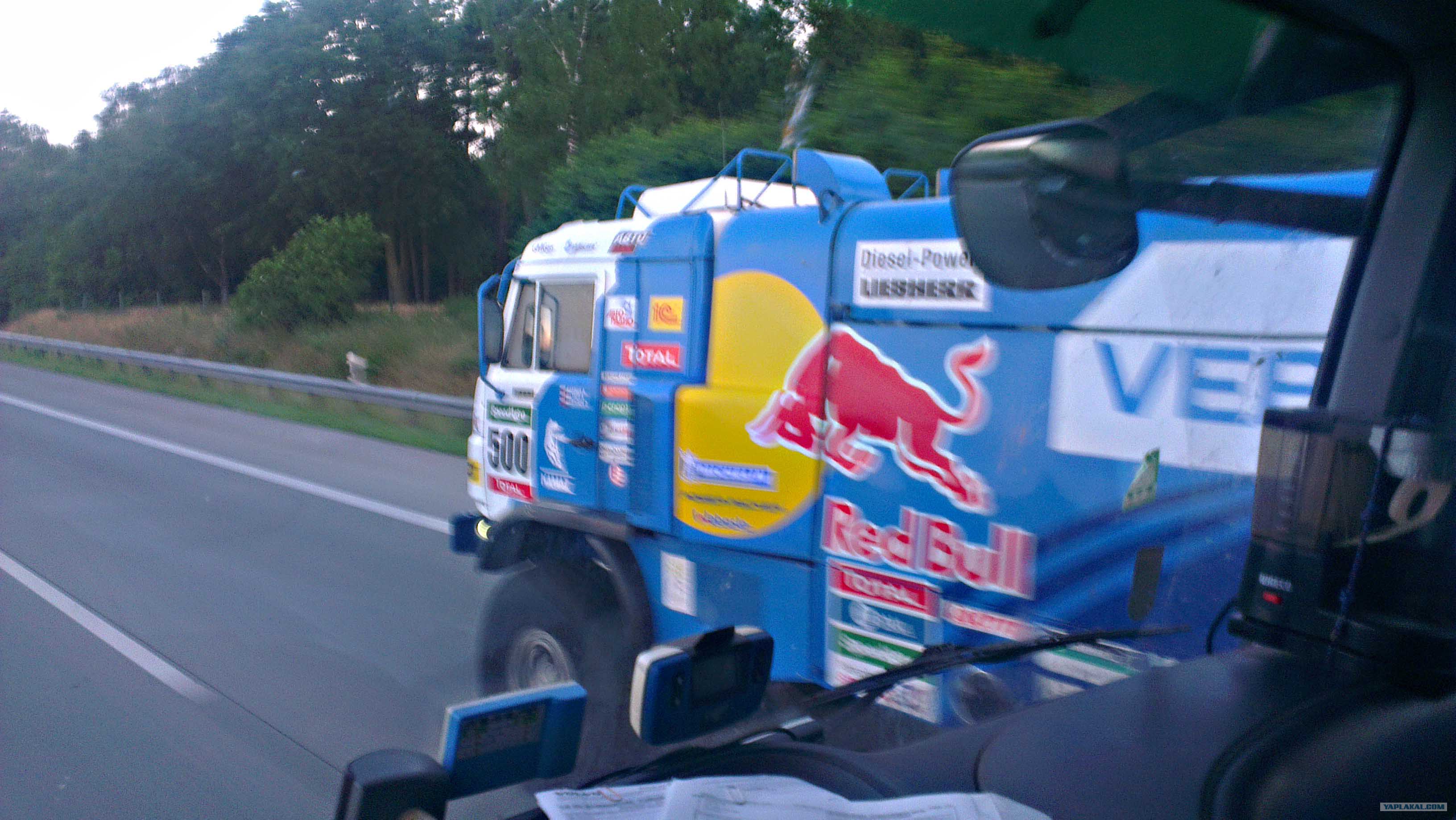 Анекдоты про камаз. Piss дальнобойщики. Анекдот про мужика с рулем от камаза. Ехали бы спокойно сейчас на камазе. Аккуратненько ехал.