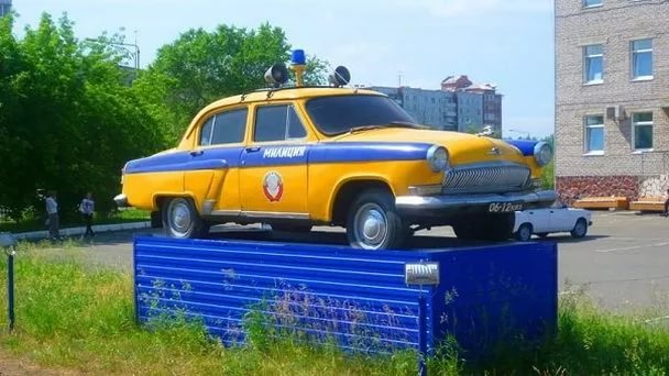 Автомобили на постаменте