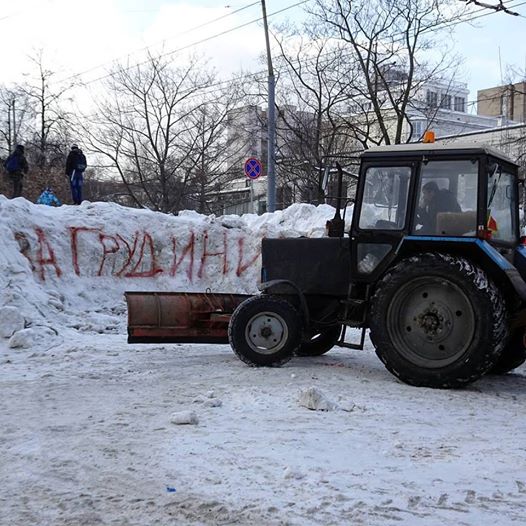 Москвичи выяснили, что для уборки сугробов не обязательно нужен "Навальный". Достаточно "Грудинина"