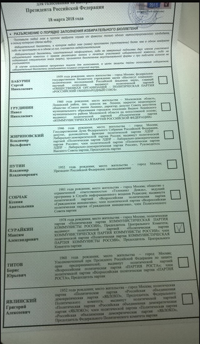 На паперть выходят мажоры. Парень в кроссовках за 38 тысяч рублей просит на билет домой