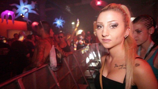 Девушка, которую в школе травили за внешность, потратила 3 млн, чтобы отомстить